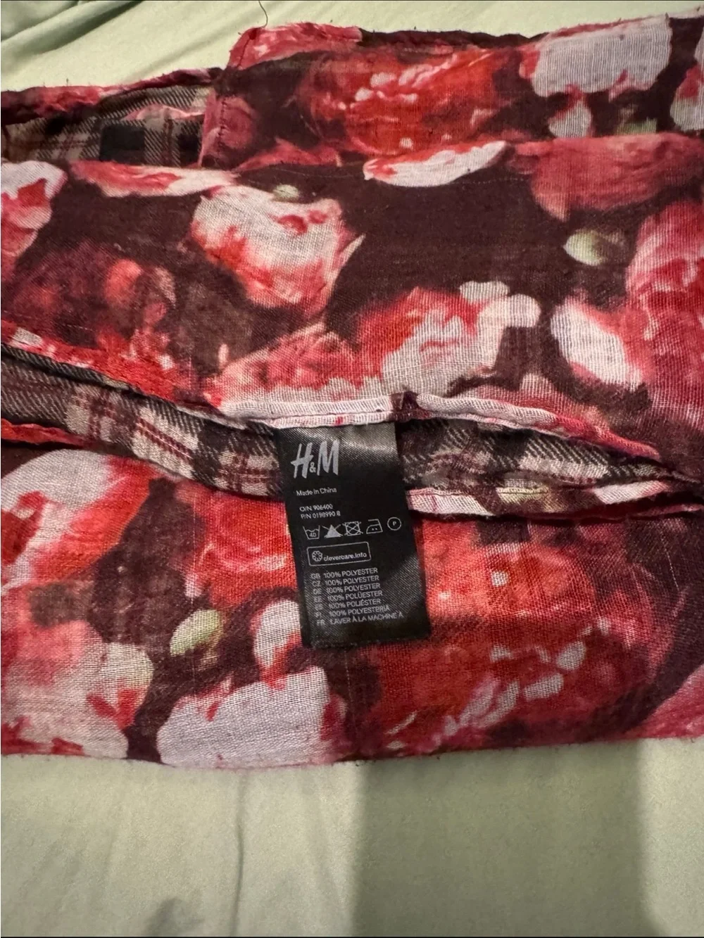 H&M scarf features